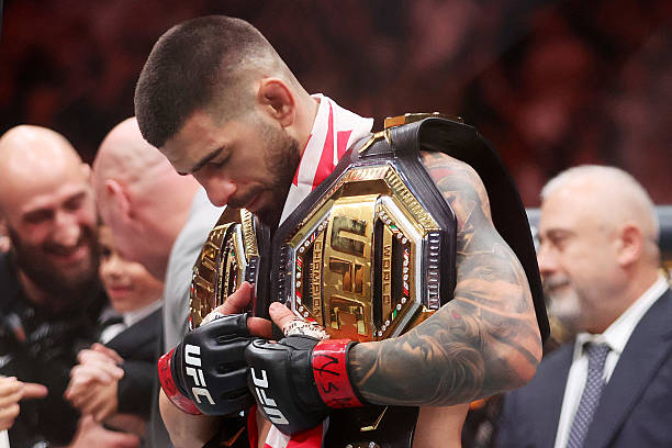 Ilia Topuria campeón UFC con cinturón